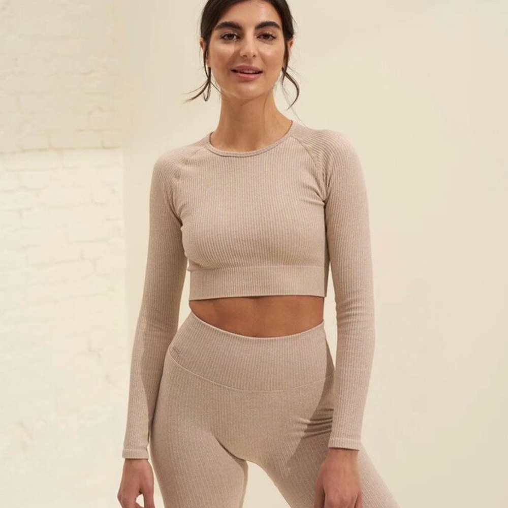 Ribbed Seamless Midi Biker Shorts (XS) & Crop Long
Sleeve (S)